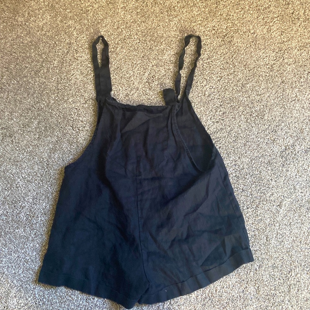 Seek the label, size small, black, lightweight, adjustable straps, front pocket